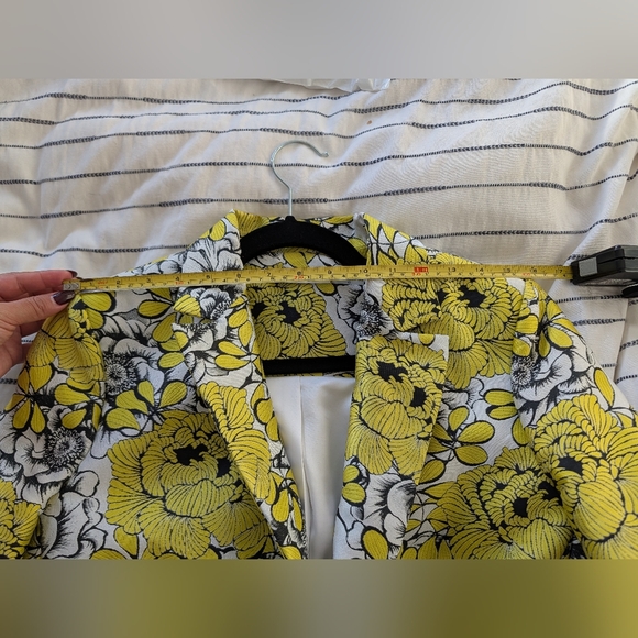 Alice & Olivia Short Set Suit - Picture 4 of 12